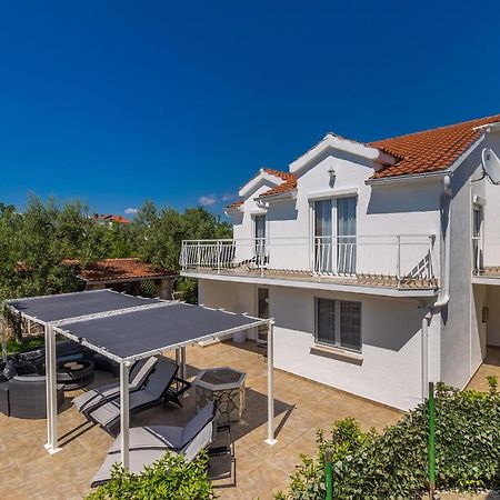 Holiday Home Olive Garden Brzac Esterno foto