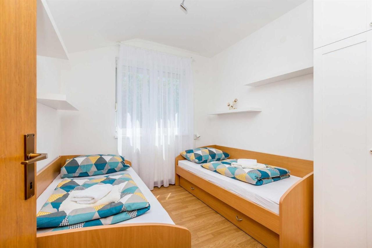 Holiday Home Olive Garden Brzac Esterno foto